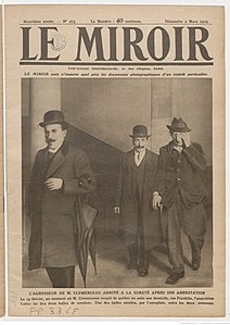 Deux hommes en costume noir, chapeau melon et l'un portant deux parapluies, accompagne un troisième homme se masquant une partie du visage.