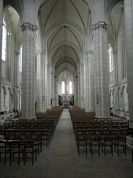 File:Le Puy-Notre-Dame (49) Collégiale Notre-Dame - Intérieur - 01.jpg