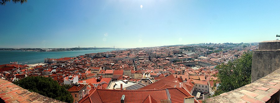 Панорама Лиссабона из замка Святого Георгия.