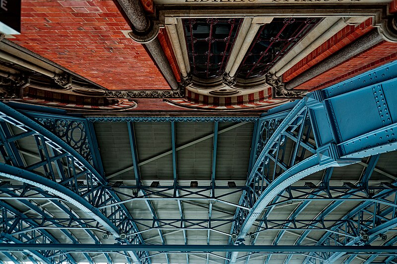 File:London - St Pancras International - Panorama view on the 1867 trusses 04.jpg