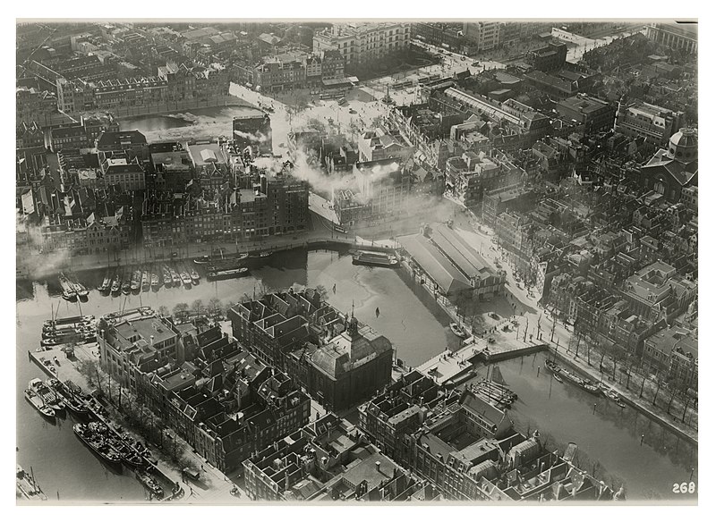 File:Luchtopname van de omgeving van de Blaak en Leuvehaven bij de Keizersbrug, Lutherse Kerk en Zeevischmarkt 1935.jpg