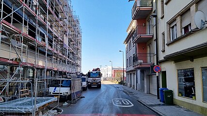 D'Rue de Houffalize, vun der Diddenuewener Strooss aus a Richtung Weste gekuckt