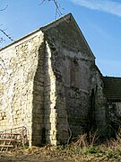 Le chevet de l'ancienne chapelle de Chaumontel, utilisée comme écurie depuis plusieurs centaines d'années. Sur la façade nord, une deuxième fenêtre en arc brisé reste visible.
