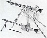 重機関銃として三脚に架されたMG34と、軽機関銃として二脚に架されたMG34