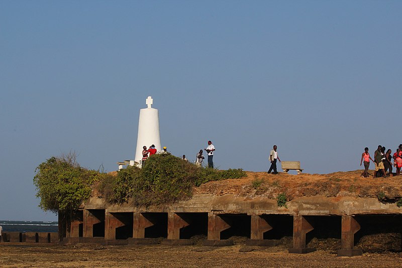 Fichier:Malindi - Vasco da Gama Kreuz (Denkmal) bei Ebbe.jpg