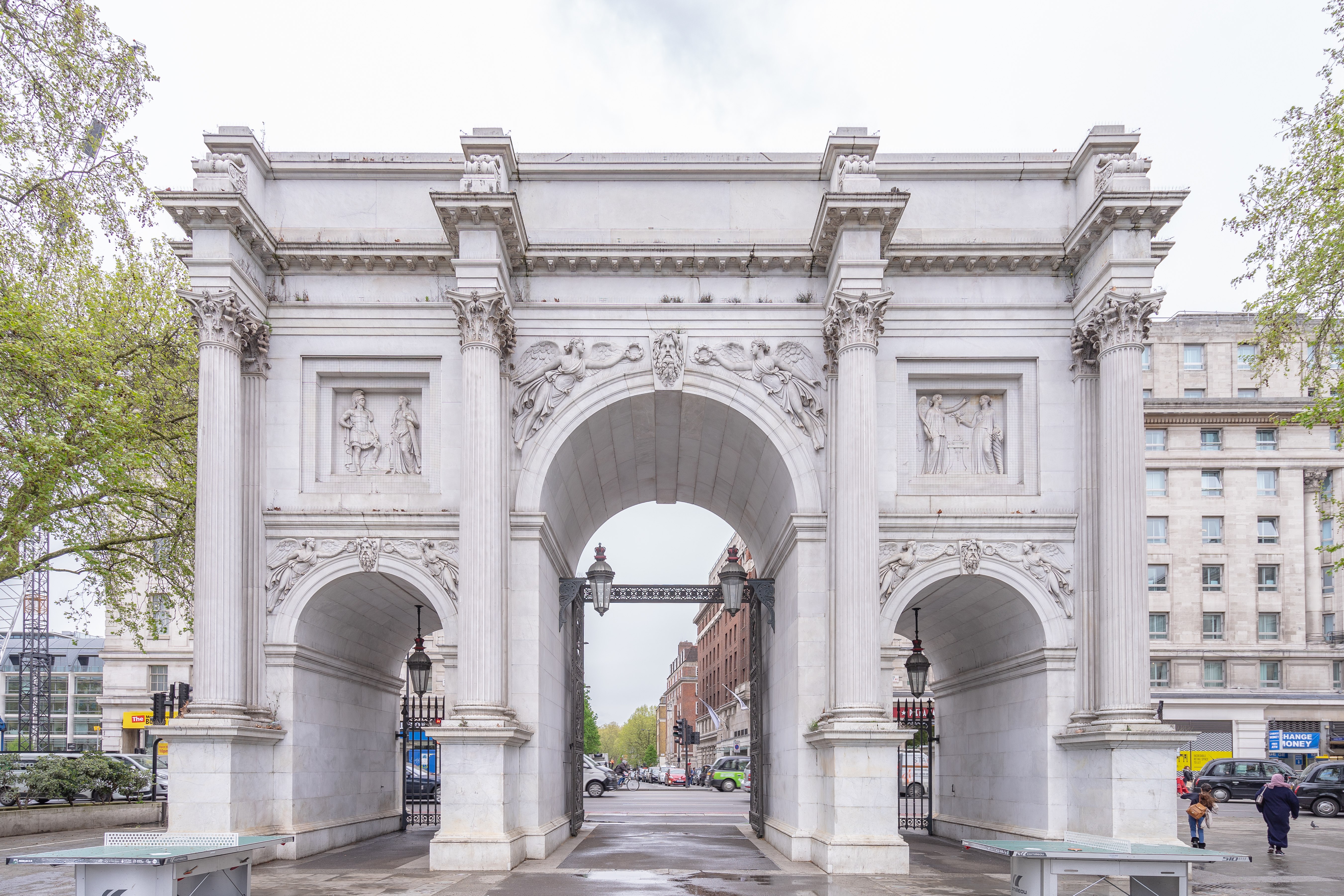 Marble arch. Букингемский дворец арка. Мраморная арка Лондон. Триумфальная арка в Лондоне. Триумфальная арка гайд-парк в Лондоне.