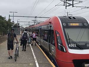 Marino Rocks Station Radfahrer und Passagiere.jpg