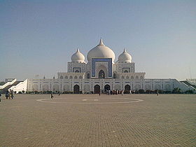 Mausoleum of Zulfikar Ali Bhutto and Benazir Bhutto.jpg