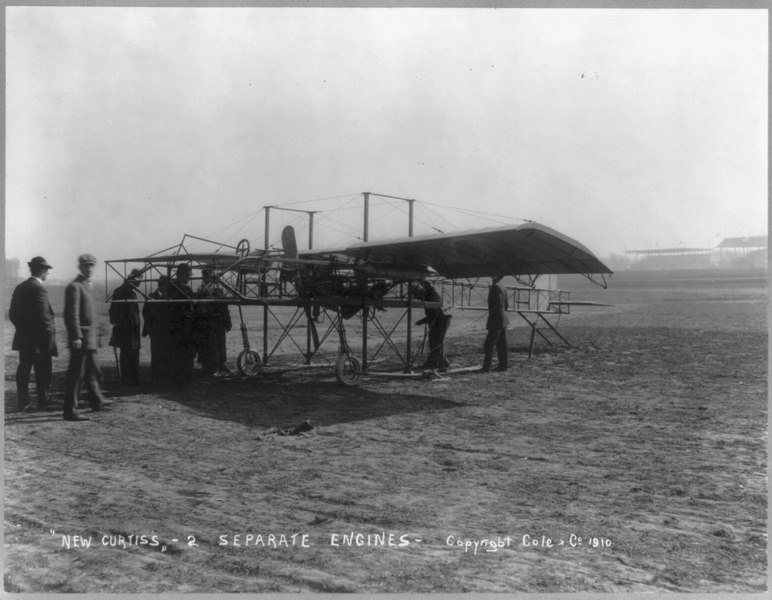 File:Men inspecting airplane - "New Curtiss - 2 separate engines" LCCN2006684407.tif