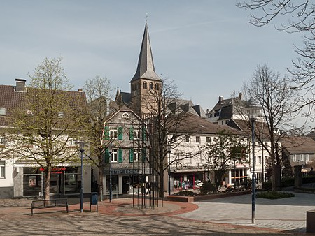 Mettmann, toren van de Sankt Lambertuskirche in straatzicht Dm70 foto11 2014-03-30 12.02.jpg