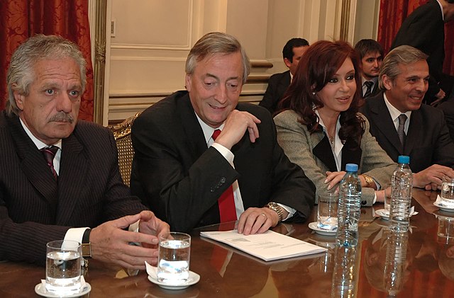 Néstor and Cristina Kirchner (center) in conference with fellow Patagonia-area lawmakers.