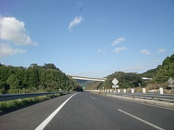 袴田の東端を通る南九州西回り自動車道 （画像左側が袴田）