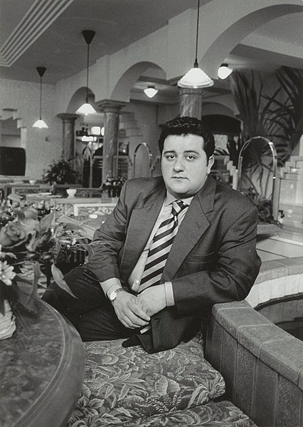 File:Mino Raiola, de eigenaar van Grand Café Doria. NL-HlmNHA 54035048.JPG