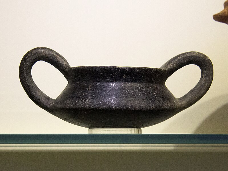 File:Minoan pottery, Kyparissi, 2600-1900 BC, AMH, 144562.jpg