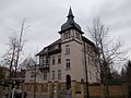 Mietvilla (unter zwei Hausnummern) mit Einfriedung