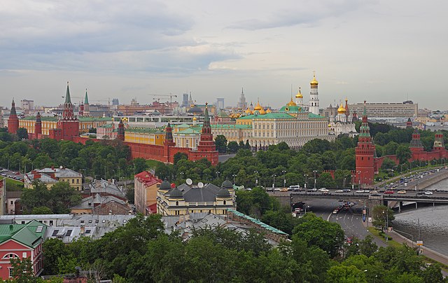 Pemandangan Kremlin Moscow, sebuah kompleks berkubu yang terletak di tengah-tengah bandar raya Moscow, Rusia. Ia merupakan antara kremlin (kubu kota) yang terkenal di negara itu, dan Kremlin Moscow terdiri daripada lima istana, empat katedral dan Tembok Kremlin serta menara-menara Kremlin.