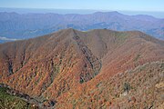 経ヶ岳から望む法恩寺山、遠景は大日山 （2010年11月7日）