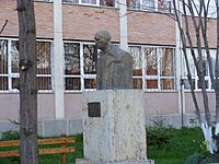 Nagy Imre szobra Csíkszeredában a róla elnevezett iskola előtt.
