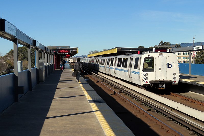 File:Northbound train at San Leandro station, January 2018.JPG