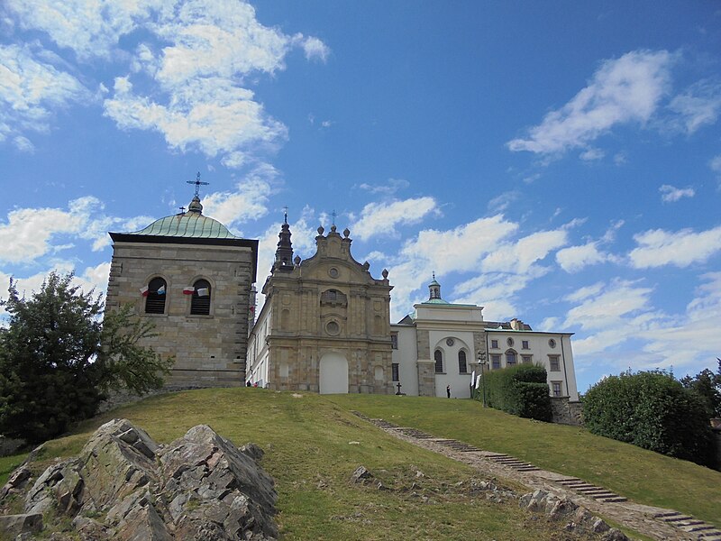 File:Nowa Słupia, klasztor, 2016.jpg