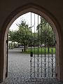 English: The entrance to the courtyard of Schloss Blutenburg. Deutsch: Der Eingang zum Innenhof von Schloss Blutenburg.