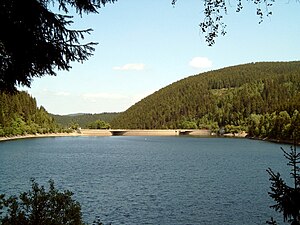 View over the Okerstausee to the crown of the dam wall with the northwest flank of the Großer Ahrendsberg (right)