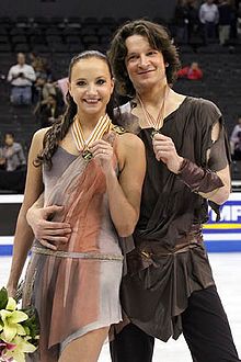 Oksana Domnina och Maxim Sjabalin med sina bronsmedaljer vid vinter-OS i Vancouver 2010.