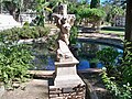 Antigua estatua funeraria dedicada a una víctima del incendia de la Aduana de 1922 en el Parque Cementerio de Málaga, 2023-06-14.