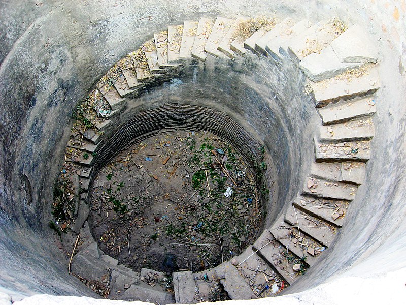 File:Old well in kulpahar.jpg