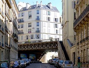 ポルタリス通りから見たロシェール通り橋 ; 橋下からはマドリー通りが続く (Le pont de la rue du Rocher vu de la rue Portalis ; la rue de Madrid est celle qui passe sous le pont.)
