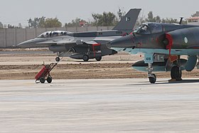 Mirage 5 ROSE Пакистанских ВВС на фоне F-16