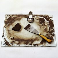 A palette and tools to prepare colours for painting on glass