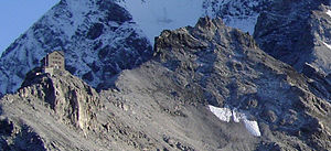 Left the Payerhütte, right the Tabarettaspitze.  Behind the north face of the Ortler