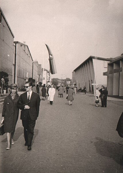 File:Pelzhandels-Zentrum Niddastraße S. 41, Messegelände, Rauchwarenmesse 11.-26.04.1964.jpg