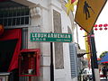 Papan tanda jalan dwi-bahasa (Melayu/Cina) di George Town, Pulau Pinang yang berada di bawah kuasa Majlis Perbandaran Pulau Pinang (MBPP).
