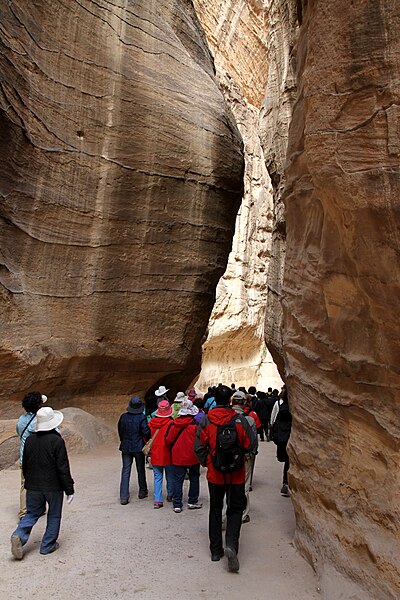 File:Petra-Siq-12-2010-gje.jpg