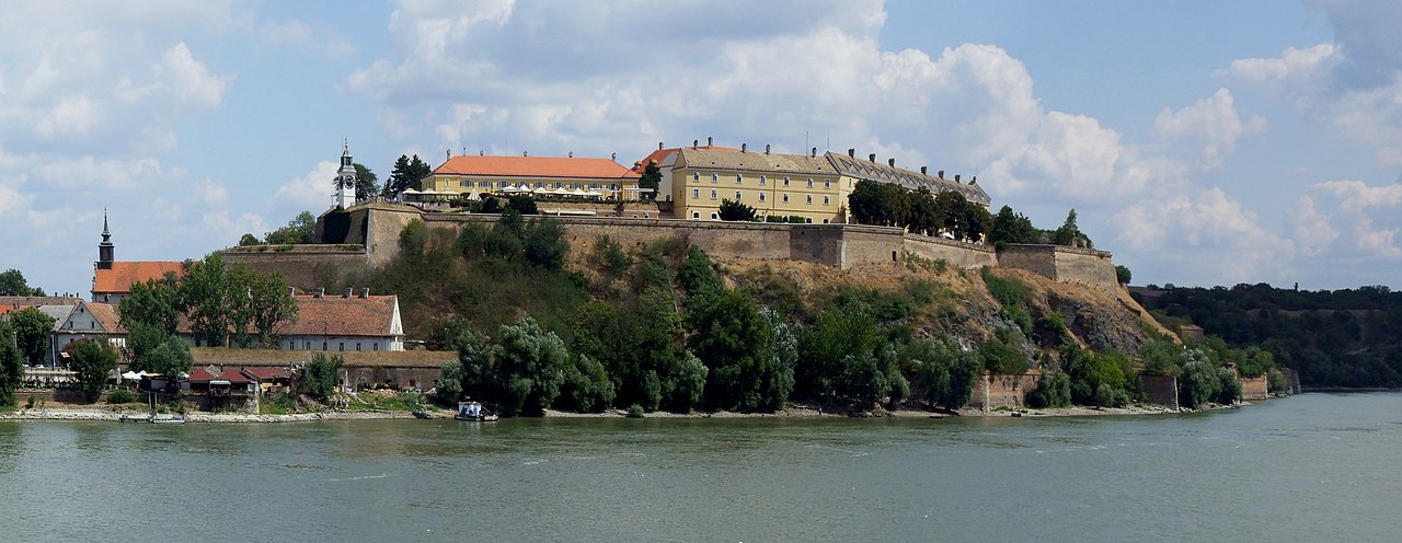 File:Petrovaradin Fortress (Péterváradi vár, Peterwardein).JPG - 维基百科，自由的百科全书