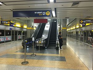 Phahon Yothin MRT Station platforms (2).jpg