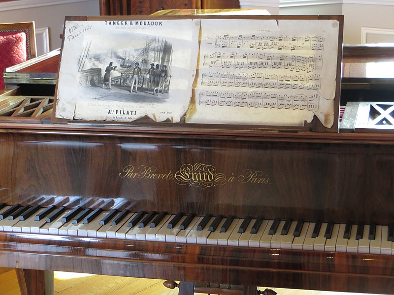 File:Piano Erard à Amboise - gros plan.JPG
