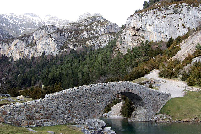 Долина Бухаруэло в Пиренеях, римский мост святого Николая IX века
