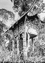 Gambar mini seharga Berkas:Platform Tomb of one family, Klemantan, Borneo Wellcome M0005253.jpg