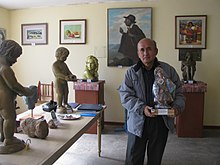 Poeta Humberto Pinedo posa con una palla de Corongo.JPG
