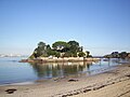 A praia de Portocovo e o castelo de Santa Cruz, no Porto de Santa Cruz.