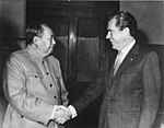 Den amerikanske presidenten Richard Nixon besöker överraskande Kina 1972: Nixon skakar hand med Kinas ledare Mao Zedong.