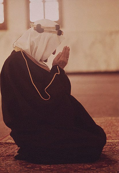 File:Prince Faisal Making Dua'a at a Mosque.jpg