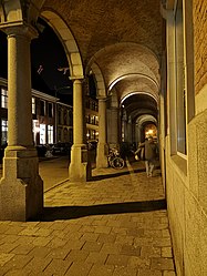 zuilengalerij aan de Sint Janstraat bij avond.