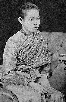 Sri Savarindira, Somdetch Phra Phan Vassa Ayika Chao - Vương nữ và sau là Thái phi của Thái Lan, bà nội của Rama IX