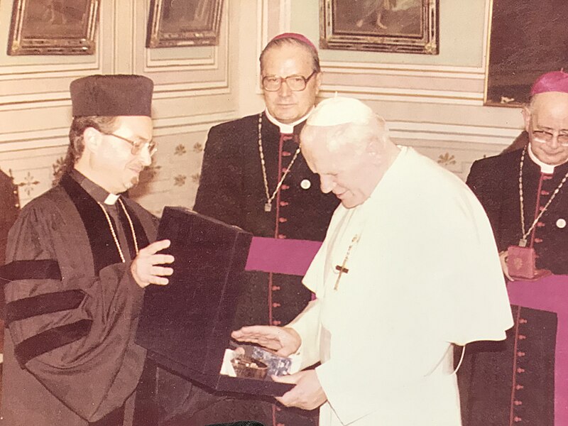 File:Rabbi Kreiman with Pope John Paul II (Chile 1987).jpg