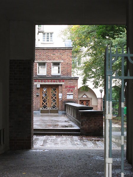 File:Rabenhof Waschsalon.JPG