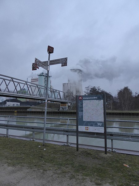 File:Radrevier.ruhr Knotenpunkt 26 Technologiezentrum LÜNTEC Wegweiser.jpg